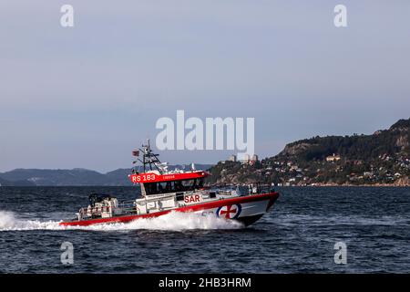 SAR Redningselskapet Schiff kristian Gerhard Jebasen II in Byfjorden, der in den Hafen von Bergen, Norwegen, einfährt Stockfoto