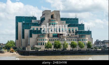 MI6 HQ SIS Building Vauxhall Cross Houses, River Thames, London, England, Großbritannien Stockfoto