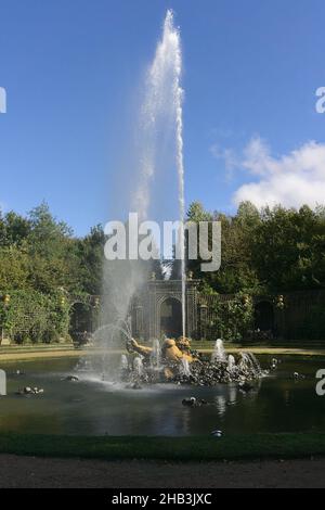 PARIS, FRANKREICH - 01. Oktober 2019: Der Enceladus-Brunnen im Schloss Versailles in Paris, Frankreich Stockfoto