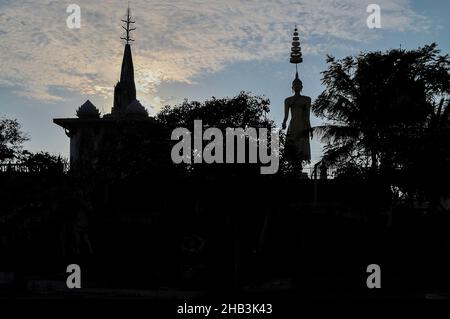 Buddhistischer Tempel in der Abenddämmerung in Khao Takiab südlich von Hua hin in Thailand. Stockfoto