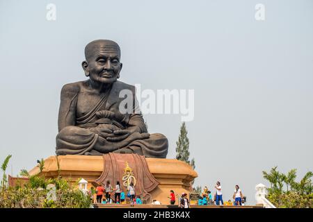 Wat Huay Mongkol ist ein Tempel außerhalb von Hua hin in der Prachuap Khiri Khan Provinz in Thailand. Der Tempel ist berühmt für die riesige Statue von Luang Pu Thuat, Stockfoto