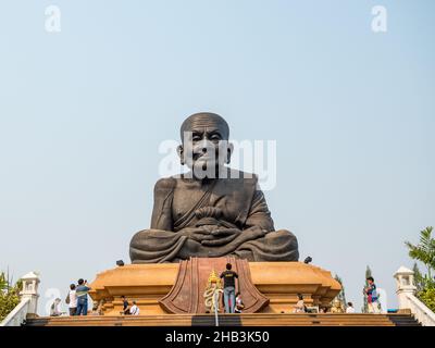 Wat Huay Mongkol ist ein Tempel außerhalb von Hua hin in der Prachuap Khiri Khan Provinz in Thailand. Der Tempel ist berühmt für die riesige Statue von Luang Pu Thuat, Stockfoto