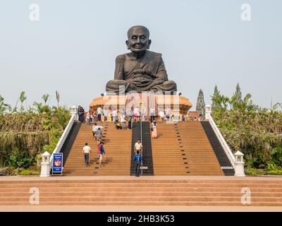 Wat Huay Mongkol ist ein Tempel außerhalb von Hua hin in der Prachuap Khiri Khan Provinz in Thailand. Der Tempel ist berühmt für die riesige Statue von Luang Pu Thuat, Stockfoto