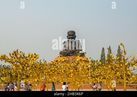 Wat Huay Mongkol ist ein Tempel außerhalb von Hua hin in der Prachuap Khiri Khan Provinz in Thailand. Der Tempel ist berühmt für die riesige Statue von Luang Pu Thuat, Stockfoto