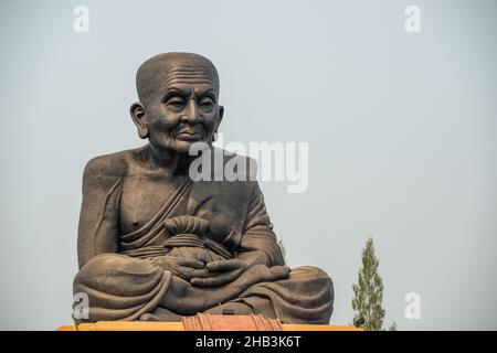 Wat Huay Mongkol ist ein Tempel außerhalb von Hua hin in der Prachuap Khiri Khan Provinz in Thailand. Der Tempel ist berühmt für die riesige Statue von Luang Pu Thuat, Stockfoto