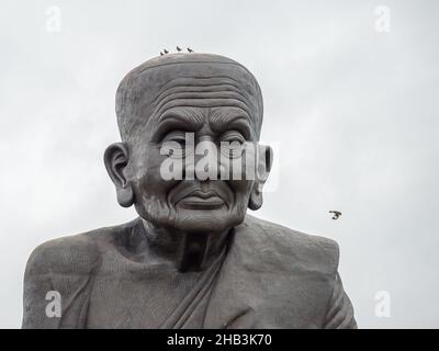 Wat Huay Mongkol ist ein Tempel außerhalb von Hua hin in der Prachuap Khiri Khan Provinz in Thailand. Der Tempel ist berühmt für die riesige Statue von Luang Pu Thuat, Stockfoto