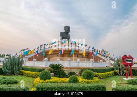 Wat Huay Mongkol ist ein Tempel außerhalb von Hua hin in der Prachuap Khiri Khan Provinz in Thailand. Der Tempel ist berühmt für die riesige Statue von Luang Pu Thuat, Stockfoto