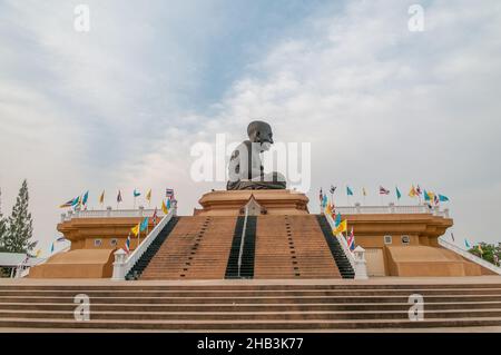 Wat Huay Mongkol ist ein Tempel außerhalb von Hua hin in der Prachuap Khiri Khan Provinz in Thailand. Der Tempel ist berühmt für die riesige Statue von Luang Pu Thuat, Stockfoto