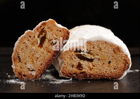 Stollen mit Rosinen auf schwarzem Hintergrund Nahaufnahme Stockfoto