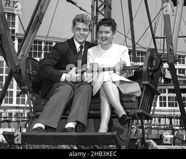 Ehepaar sitzt auf einem Auto auf einem Riesenrad in einem Vergnügungspark auf Coney Island, Brooklyn, NY. Um 1955 Stockfoto