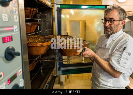 Chefkoch Eric Rousselot bereitet das berühmte Cassoulet Imperial in der Hostellerie Etienne zu, einem seit 1956 familiengeführten Unternehmen. Labastide d'Anjou, Frankreich Stockfoto