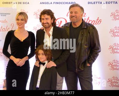 Neapel, Italien. 16th Dez 2021. Alessandro Siani, Christian De Sica und Diletta Leotta posieren während einer Fotosession für den Weihnachtsfilm „Chi ha incastrato Babbo Natale?“ Im Happy MaxiCinema von Afragola in Neapel, Italien. (Foto: Mariano Montella/Pacific Press) Quelle: Pacific Press Media Production Corp./Alamy Live News Stockfoto