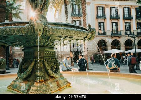 Schöner historischer Brunnen an der Plaza Real in Barcelona, Spanien. Berühmter Platz im gotischen Viertel. Beliebte Touristenattraktion. Stockfoto