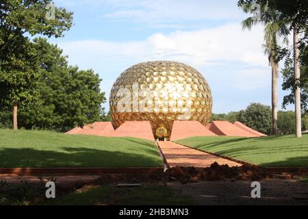 Matrimandir Golden Globe zur Meditation in Auroville City in der Nähe von Puducherry Tamil Nadu, Indien Stockfoto