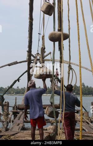 Fischer mit auskragten chinesischen Fischernetzen in Kochi Kerala, Indien Stockfoto