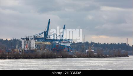 Industriehafen mit Containern, Tiefwasserhafen mit Kranen für Containerschiffe in Surrey BC. Stockfoto