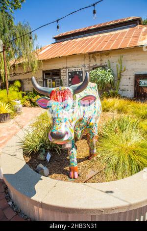 Harmony of Love Cow vor der Harmony Pottery Studio Gallery, Harmony, Kalifornien Stockfoto