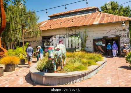 Harmony of Love Cow vor der Harmony Pottery Studio Gallery, Harmony, Kalifornien Stockfoto