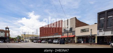 Carthage, Texas, USA - 28. Juni 2021: Das alte Geschäftsviertel an der St Mary Street Stockfoto