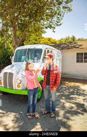 Besucher probieren Eiszapfen vom Scoop Truck, Harmony, Kalifornien Stockfoto