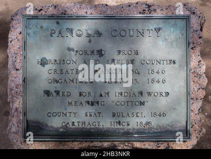 Carthage, Texas, USA - 28. Juni 2021: Tafel mit der Geschichte des Panola County, im Gerichtsgebäude Stockfoto