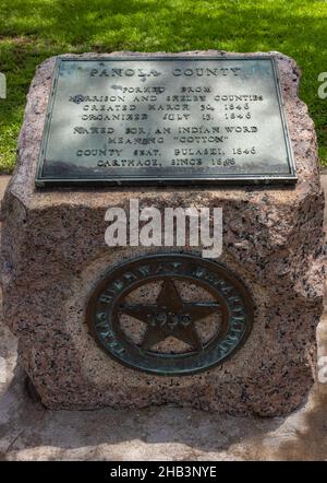 Carthage, Texas, USA - 28. Juni 2021: Tafel mit der Geschichte des Panola County, im Gerichtsgebäude Stockfoto