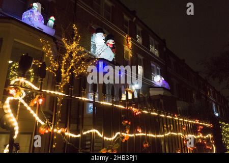 London, Großbritannien, 16. Dezember 2021: In der Altstadt von Clapham haben sich einige Hausbesitzer für extravagante Weihnachtsdekorationen eingesetzt und scheinen auch ihre Nachbarn inspiriert zu haben. Da die Omikrom-Variante des Coronavirus in London grassiert, könnte es in diesem Jahr ein größerer Teil der Weihnachtszeit sein, zu Hause zu bleiben, als die Menschen gehofft hatten. Anna Watson/Alamy Live News Stockfoto