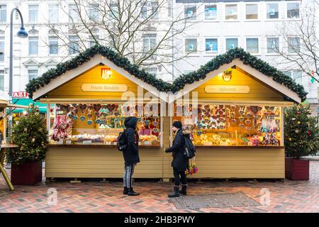 Hamburg, Deutschland - 14. Dezember 2019: Kiosk mit traditionellen deutschen handgefertigten Lebkuchenherzen auf dem Weihnachtsmarkt Altona in Alton Stockfoto