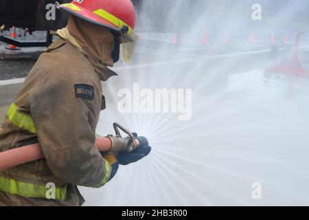 BELFAIR, Wash. (Dez 14, 2021) - Seaman Robert Shoe, US Navy Information Systems Technician, aus Charlotte, N.C., der dem Flugzeugträger USS Theodore Roosevelt (CVN 71) zugewiesen wurde, nimmt an der Feuerwehrausbildung bei William Robert Gee Fire Training in Belfair, Washington, am 14. Dezember 2021 Teil. Theodore Roosevelt befindet sich in einer geplanten, inkrementellen Verfügbarkeit an der Puget Sound Naval Shipyard und der Intermediate Maintenance Facility, wo das Schiff planmäßige Wartung und Upgrades erhalten wird. (USA Navy Foto von Mass Communication Specialist 3rd Class Carter Radke) Stockfoto