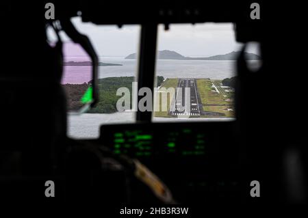 Ein US Air Force C-130J Super Hercules, der der 36th Airlift Squadron, Yokota Air Base, Japan, zugewiesen wurde, nähert sich dem internationalen Flughafen Pohnpei, Pohnpei Island, 7. Dezember 2021 während des 70th. Jahrestages der Operation Christmas Drop. OCD war das erste Mal seit 10 Jahren, dass ein US-Amerikaner. Flugzeuge der Luftwaffe waren in Pohnpei gelandet. OCD ist die am längsten laufende Operation des Verteidigungsministeriums zur humanitären Hilfe und Katastrophenhilfe und leistet Hilfe für mehr als 55 Inseln im Pazifik. Operationen wie OCD bieten den USA und ihren Partnern und Verbündeten die Möglichkeit, die gemeinsame Oper zu verbessern Stockfoto