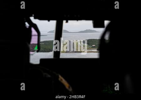 Ein US Air Force C-130J Super Hercules, der der 36th Airlift Squadron, Yokota Air Base, Japan, zugewiesen wurde, nähert sich dem internationalen Flughafen Pohnpei, Pohnpei Island, 7. Dezember 2021 während des 70th. Jahrestages der Operation Christmas Drop. OCD war das erste Mal seit 10 Jahren, dass ein US-Amerikaner. Flugzeuge der Luftwaffe waren in Pohnpei gelandet. OCD ist die am längsten laufende Operation des Verteidigungsministeriums zur humanitären Hilfe und Katastrophenhilfe und leistet Hilfe für mehr als 55 Inseln im Pazifik. Operationen wie OCD bieten den USA und ihren Partnern und Verbündeten die Möglichkeit, die gemeinsame Oper zu verbessern Stockfoto