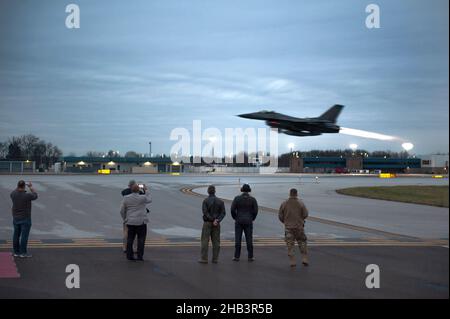 Der Oberst der US-Luftwaffe, Michael DiDio, Kommandant des 180th-Kampfflügels der Ohio National Guard, diskutiert mit dem US-Außenminister Frank Larose die F-16 Fighting Falcon-Mission und die Fähigkeiten des Flügels, während er auf den Start der Jets während eines Besuchs des Flügels in Swanton, Ohio, am 15. Dezember, wartet. 2021. Larose besuchte den Flügel, um mehr über das einzige F-16 Kampfgeschwader des Staates Ohio zu erfahren, das die landeseigene Heimatverteidigungsmission für die Flugkontrollüberwachung (Aerospace Control Alert Homeland Defense Mission) mit Unterstützung von 24/7 unterstützte. Foto der Air National Guard von Senior Master Sgt. Beth Holliker. Stockfoto