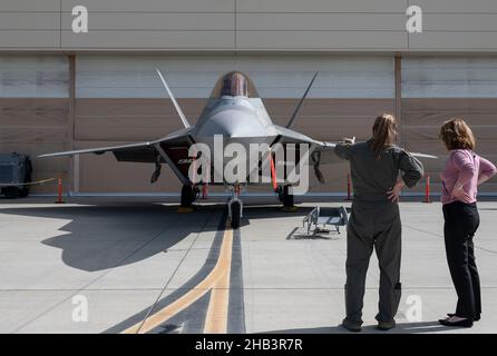 Die US Air Force 2nd LT. Nikki Bahlman, ein F-22 Pilot, gibt der stellvertretenden Verteidigungsministerin Dr. Kathleen Hicks eine statische Tour eines F-22 Raptor auf der Joint Base Pearl Harbor-Hickam, Hawaii, 15. Dezember 2021. (Foto des Verteidigungsministeriums der US Air Force, Sgt. Brittany A. Chase) Stockfoto