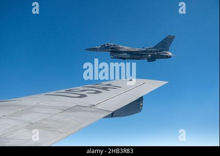 Ein Pilot der 79th-Jagdgeschwader fliegt einen F-16 Fighting Falcon, nachdem er am 14. Dezember 2021 in der Nähe der Shaw Air Force Base, South Carolina, Luft zum Lufttanken gebracht hat. Die F-16 Fighting Falcon ist in der Lage, 7000 Pfund Kraftstoff mit seiner typischen Kapazität und 12000 Pfund mit zwei externen Tanks zu transportieren. (USA Luftwaffe Foto von Senior Airman Jacob Gutierrez) Stockfoto