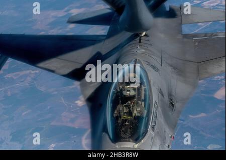 Ein Pilot der 79th-Jagdgeschwader fliegt einen F-16 Fighting Falcon, während er in der Nähe der Shaw Air Force Base, South Carolina, am 14. Dezember 2021 Luft zum Lufttanken leitet. Die F-16 Fighting Falcon ist in der Lage, 7000 Pfund Kraftstoff mit seiner typischen Kapazität und 12000 Pfund mit zwei externen Tanks zu transportieren. (USA Luftwaffe Foto von Senior Airman Jacob Gutierrez) Stockfoto