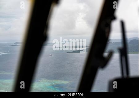 Ein US Air Force C-130J Super Hercules, der der 36th Airlift Squadron, Yokota Air Base, Japan, zugewiesen wurde, nähert sich dem internationalen Flughafen Pohnpei, Pohnpei Island, 7. Dezember 2021 während des 70th. Jahrestages der Operation Christmas Drop. OCD war das erste Mal seit 10 Jahren, dass ein US-Amerikaner. Flugzeuge der Luftwaffe waren in Pohnpei gelandet. OCD ist die am längsten laufende Operation des Verteidigungsministeriums zur humanitären Hilfe und Katastrophenhilfe und leistet Hilfe für mehr als 55 Inseln im Pazifik. Operationen wie OCD bieten den USA und ihren Partnern und Verbündeten die Möglichkeit, die gemeinsame Oper zu verbessern Stockfoto