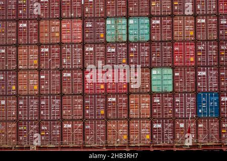 Schiffscontainer an Bord eines Schiffes im Hafen von Savannah, 28. Juli 2021. CBP-Foto von Jerry Glaser Stockfoto