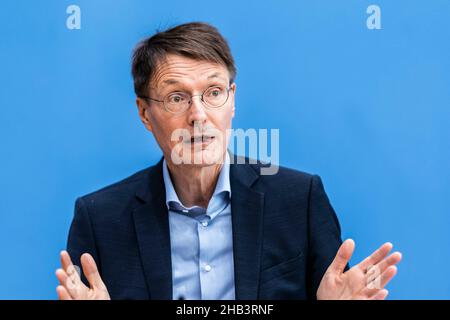 Berlin, Deutschland. 16th Dez 2021. Der Bundesgesundheitsminister Karl Lauterbach hat während einer Pressekonferenz zur aktuellen Lage von Corona in Deutschland am 16. Dezember 2021 in Berlin berichtet. Copyright: Florian Gaertner/photothek.de Credit: dpa/Alamy Live News Stockfoto