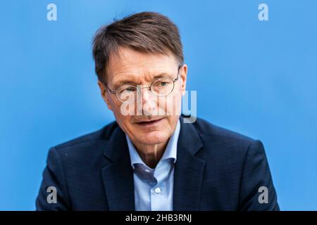 Berlin, Deutschland. 16th Dez 2021. Der Bundesgesundheitsminister Karl Lauterbach hat während einer Pressekonferenz zur aktuellen Lage von Corona in Deutschland am 16. Dezember 2021 in Berlin berichtet. Copyright: Florian Gaertner/photothek.de Credit: dpa/Alamy Live News Stockfoto