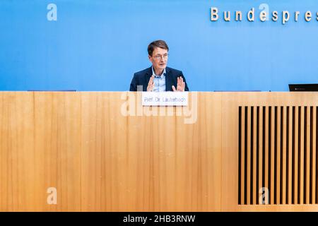 Berlin, Deutschland. 16th Dez 2021. Der Bundesgesundheitsminister Karl Lauterbach hat während einer Pressekonferenz zur aktuellen Lage von Corona in Deutschland am 16. Dezember 2021 in Berlin berichtet. Copyright: Florian Gaertner/photothek.de Credit: dpa/Alamy Live News Stockfoto