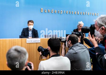 Berlin, Deutschland. 16th Dez 2021. Der Bundesgesundheitsminister Karl Lauterbach hat während einer Pressekonferenz zur aktuellen Lage von Corona in Deutschland am 16. Dezember 2021 in Berlin berichtet. Copyright: Florian Gaertner/photothek.de Credit: dpa/Alamy Live News Stockfoto