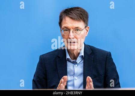 Berlin, Deutschland. 16th Dez 2021. Der Bundesgesundheitsminister Karl Lauterbach hat während einer Pressekonferenz zur aktuellen Lage von Corona in Deutschland am 16. Dezember 2021 in Berlin berichtet. Copyright: Florian Gaertner/photothek.de Credit: dpa/Alamy Live News Stockfoto
