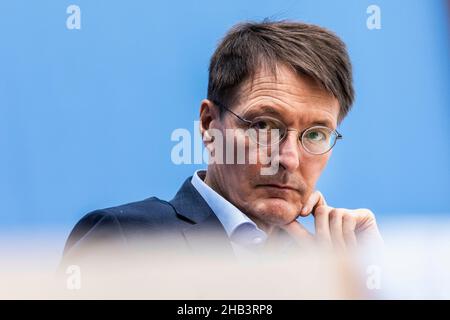 Berlin, Deutschland. 16th Dez 2021. Der Bundesgesundheitsminister Karl Lauterbach hat während einer Pressekonferenz zur aktuellen Lage von Corona in Deutschland am 16. Dezember 2021 in Berlin berichtet. Copyright: Florian Gaertner/photothek.de Credit: dpa/Alamy Live News Stockfoto