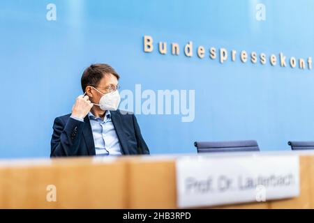 Berlin, Deutschland. 16th Dez 2021. Der Bundesgesundheitsminister Karl Lauterbach hat während einer Pressekonferenz zur aktuellen Lage von Corona in Deutschland am 16. Dezember 2021 in Berlin berichtet. Copyright: Florian Gaertner/photothek.de Credit: dpa/Alamy Live News Stockfoto