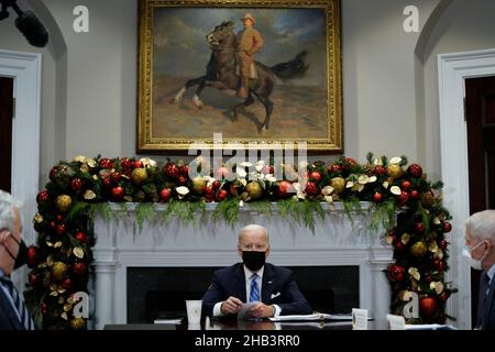 US-Präsident Joe Biden trifft sich mit Mitgliedern des COVID-19 Response Teams, darunter Dr. Anthony Fauci, Direktor des National Institute of Allergy and Infectious Diseases an den National Institutes of Health, Right, Über die neuesten Entwicklungen im Zusammenhang mit der Omicron-Variante das Weiße Haus in Washington am 16. Dezember 2021. Kredit: Yuri Gripas/Pool über CNP Stockfoto