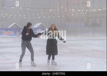 Lviv, Ukraine. 16th Dez 2021. Mädchen werden in der Innenstadt Schlittschuhlaufen gesehen. Kredit: SOPA Images Limited/Alamy Live Nachrichten Stockfoto