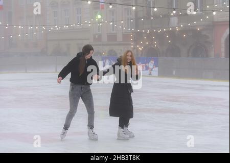 Lviv, Ukraine. 16th Dez 2021. Mädchen werden in der Innenstadt Schlittschuhlaufen gesehen. Kredit: SOPA Images Limited/Alamy Live Nachrichten Stockfoto