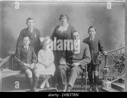 Kopie eines Porträts einer Familiengruppe, geschickt eingeschrieben, Berry & Co, Kopist, um 1920, Wellington Stockfoto