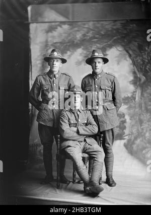 Thomas Fleming Stewart mit zwei weiteren Soldaten, Berry & Co, Fotostudio, 1917, Wellington, Thomas Fleming Stewart, Servicenummer 39909 Stockfoto