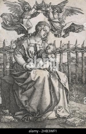 Die Jungfrau und das Kind von zwei Engeln gekrönt., Albrecht Dürer, Künstler, 1518, Deutschland, Die Gravur, eines der Themen, das die kreativen Talente Albrecht Dürers am meisten beschäftigte, ist das der Jungfrau Maria und des Christkindes. Seine Sorge um dieses Bild war fast lebenslang, und an zweiter Stelle nur in der Bedeutung für seine Beschäftigung mit dem Leiden Christi. Auf den ersten Blick könnte dies die Reaktion des durchschnittlichen Renaissance-Künstlers auf die vorherrschenden Sorgen und Aufträge der Zeit widerspiegeln, denn der Marienkult erreichte in Deutschland um 1500 einen Höhepunkt. Stockfoto